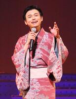 　熱唱する二見颯一