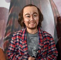 　レオナルド・ディカプリオに扮（ふん）したキンタロー。（撮影・堀内翔）