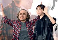 　レオナルド・ディカプリオに扮（ふん）したキンタロー。（左）と前田敦子