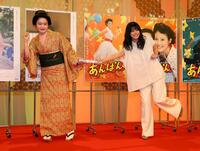 　ヒロイン交代でバトンタッチする高石あかり（左）と今田美桜（撮影・山口登）