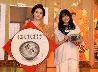 　プレゼント交換し笑顔で写真に納まる高石あかり（左）と今田美桜（撮影・山口登）