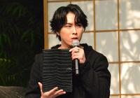 　映画「火喰鳥を、喰う」大ヒット祈願イベントで私物を紹介する宮舘涼太