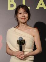 　肩を大胆に披露した衣装で舞台あいさつに登した有村架純（撮影・西岡正）