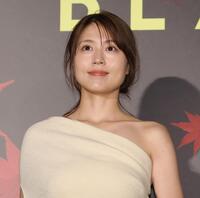 　肩を大胆に披露した衣装で舞台あいさつに登した有村架純（撮影・西岡正）