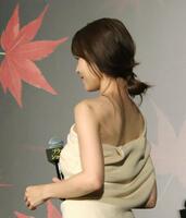 　肩と背中を大胆に披露した衣装で舞台さいさつに登壇した有村架純（撮影・西岡正）