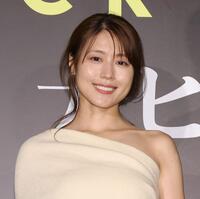 　肩を大胆に披露した衣装で登壇した有村架純（撮影・西岡正）