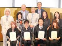 　イベントに出席した（前列左から）吉井美穂子氏、田中亜紀氏、遠藤憲一、江川美奈江氏（中列同）東海林良氏、山田美保子氏、鎧塚俊彦氏、勝間和代氏、山田あかね氏（後列同）鈴木久泰氏、福井康之氏