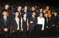 　２０１０年７月、「踊る大捜査線　ＴＨＥ　ＭＯＶＩＥ３　ヤツらを解放せよ！」公開初日。後列左から３人目が北村総一朗