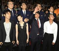 　２０１０年７月、「踊る大捜査線　ＴＨＥ　ＭＯＶＩＥ３　ヤツらを解放せよ！」公開初日。後列左から２人目が北村総一朗