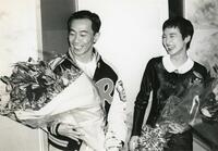 １９９３年１２月、結婚会見後、花束を手に喜びいっぱいの木梨憲武と安田成美