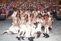 　観客と記念撮影するＷＨＩＴＥ　ＳＣＯＲＰＩＯＮ　©ＯＶＥＲＳＥ