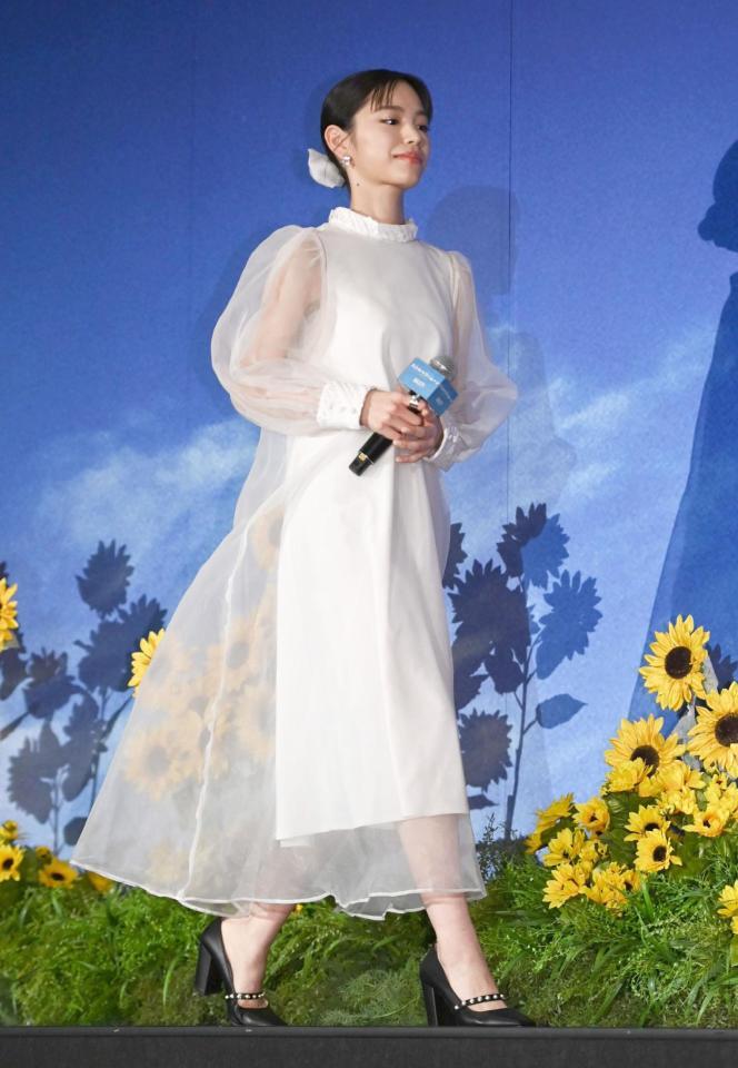 　舞台あいさつに登場した當真あみ（撮影・開出牧）