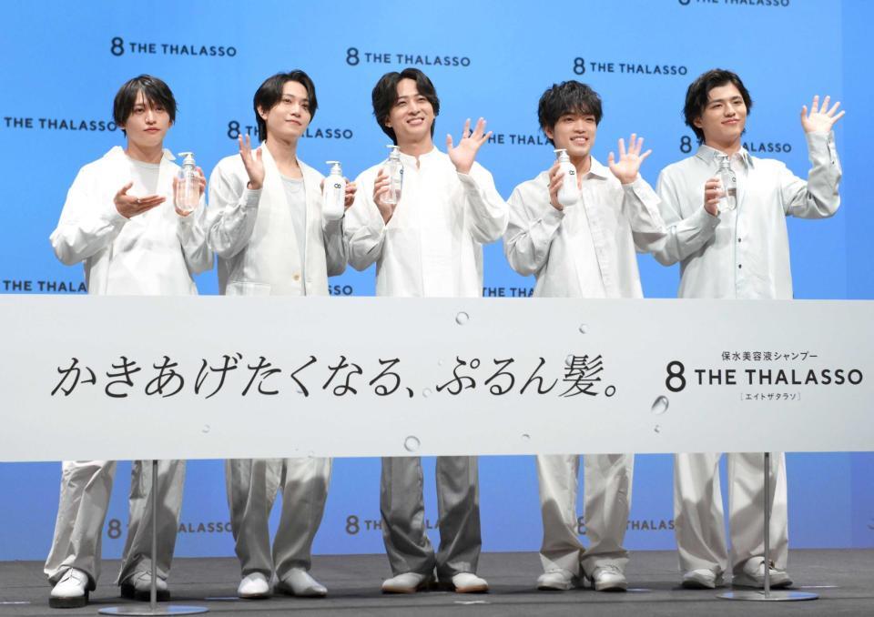 　笑顔のｔｉｍｅｌｅｓｚ新加入メンバー。（左から）猪俣周杜、橋本将生、寺西拓人、原嘉孝、篠塚大輝（撮影・伊藤笙子）