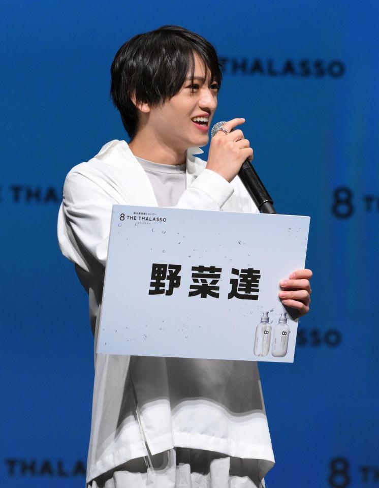 　新ＣＭ発表会に登場したｔｉｍｅｌｅｓｚ・猪俣周杜（撮影・伊藤笙子）