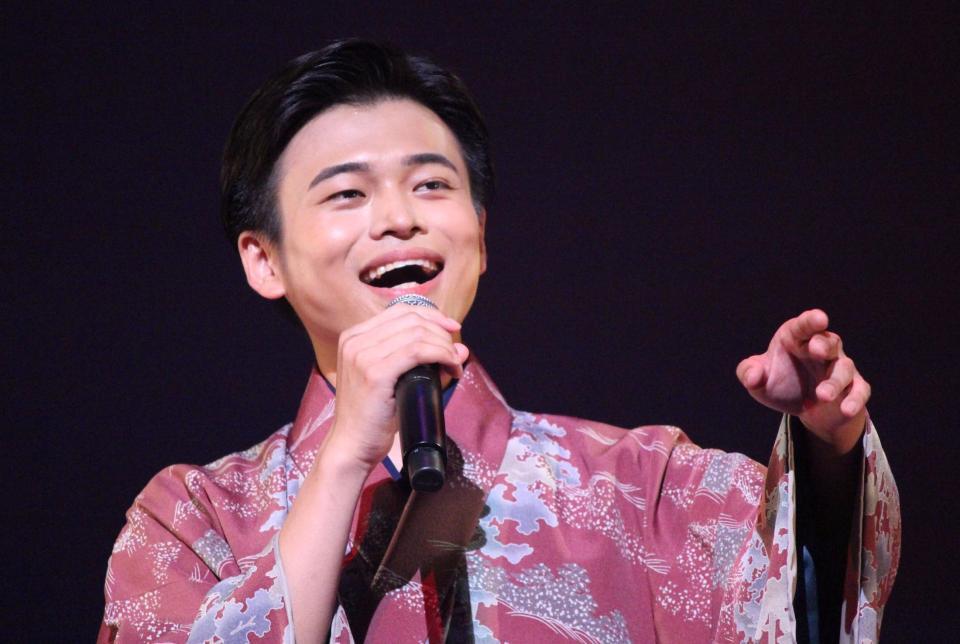 　熱唱する二見颯一