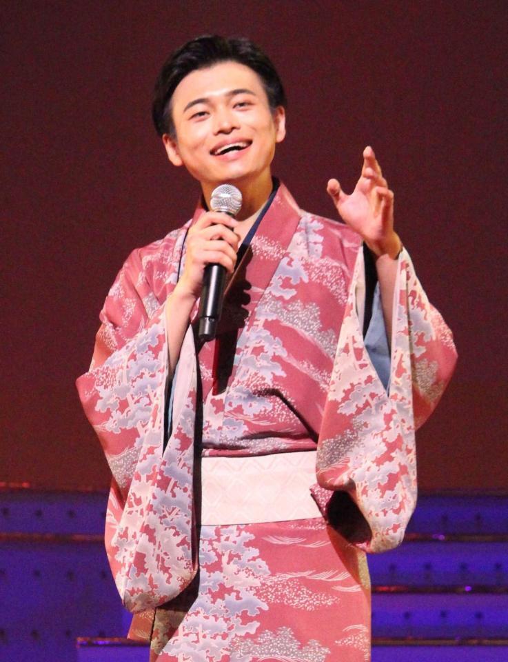 　熱唱する二見颯一