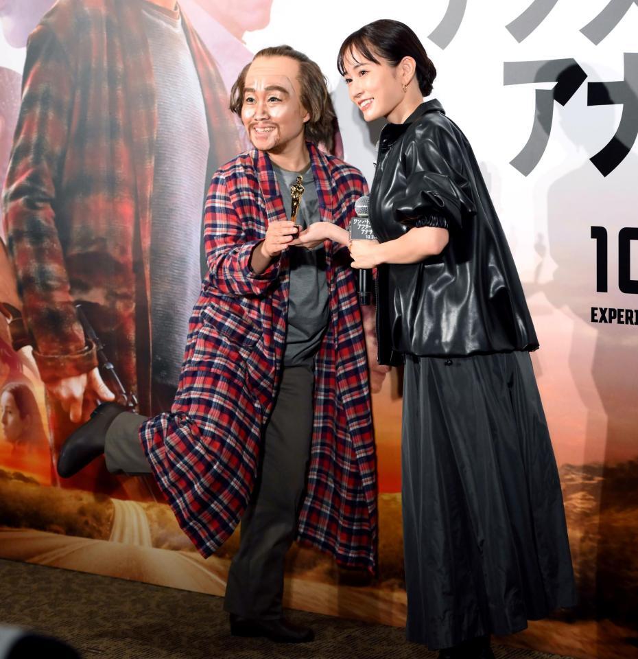 　レオナルド・ディカプリオに扮（ふん）したキンタロー。（左）にミニチュアのオスカー像を手渡す前田敦子（撮影・堀内翔）