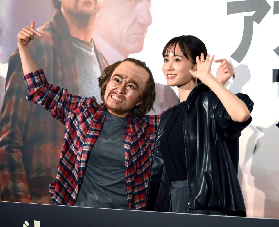 　レオナルド・ディカプリオに扮（ふん）したキンタロー。（左）と前田敦子（撮影・堀内翔）