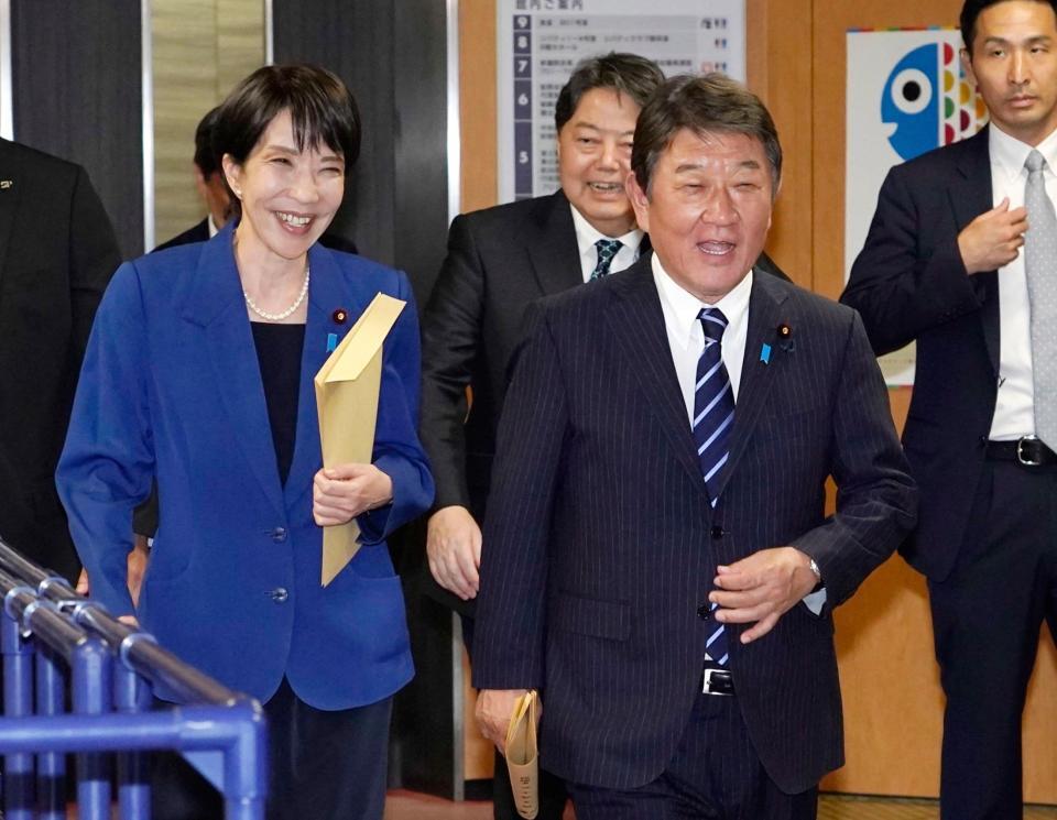 　自民党総裁選の所見発表演説会を終え、党本部を後にする（左から）高市前経済安保相、林官房長官、茂木前幹事長