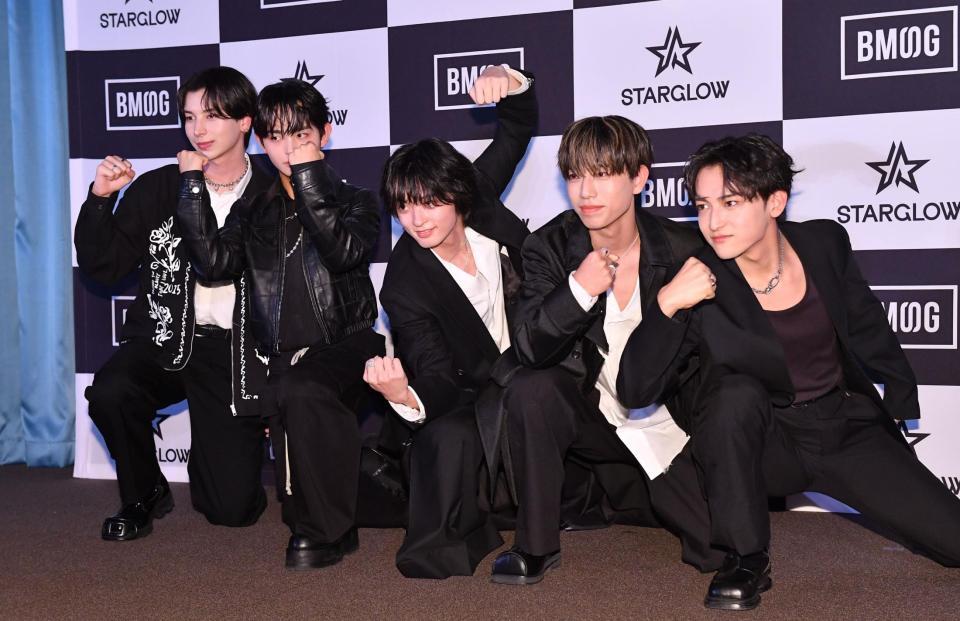 　結成後初お披露目＆初記者会見を行ったＳＴＡＲＧＬＯＷの（左から）ＡＤＡＭ、ＴＡＩＫＩ、ＲＵＩ、ＧＯＩＣＨＩ、ＫＡＮＯＮ（撮影・開出牧）