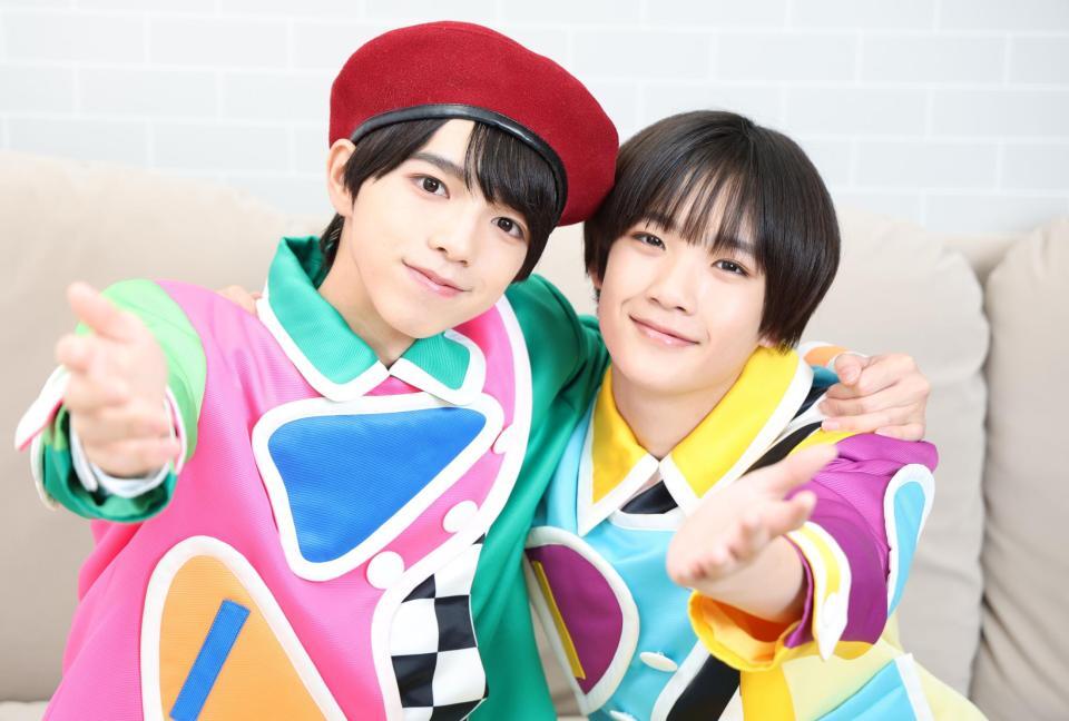 　仲良くポーズを決める峯脇の脇龍真（左）と峯大凱（撮影・吉澤敬太）