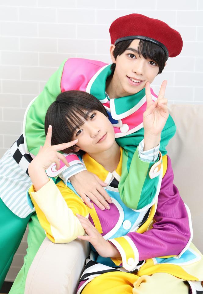 　仲良くポーズを決める峯脇の峯大凱（下）と脇龍真（撮影・吉澤敬太）