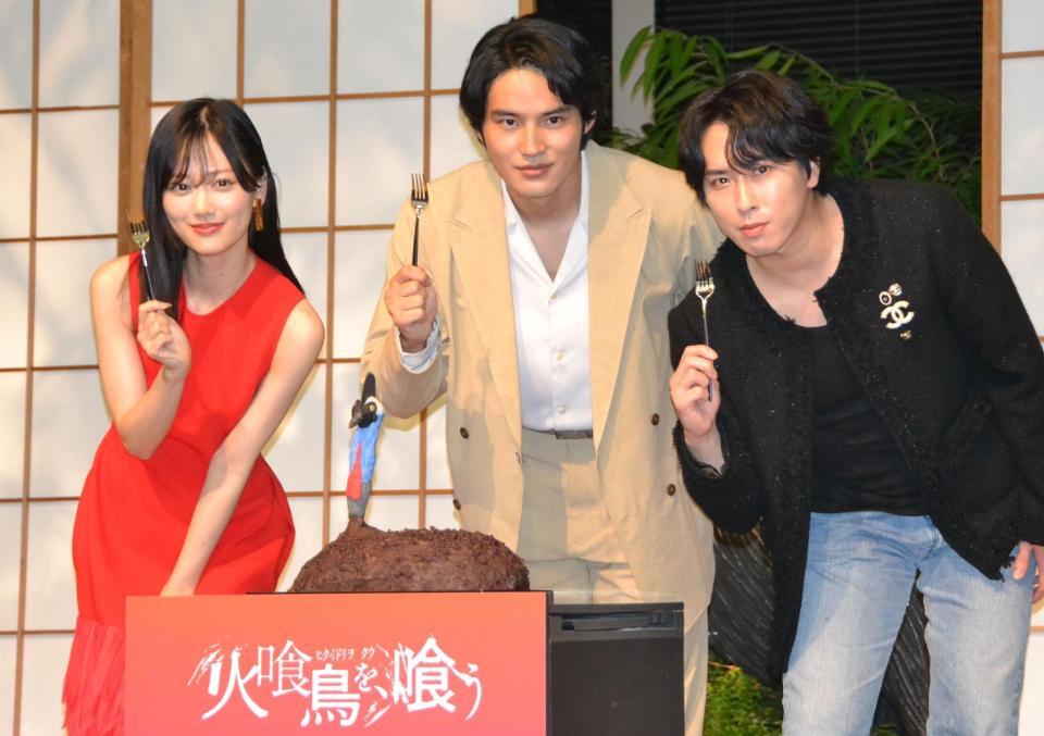 　映画「火喰鳥を、喰う」大ヒット祈願イベントに登場した（左から）山下美月、水上恒司、宮舘涼太