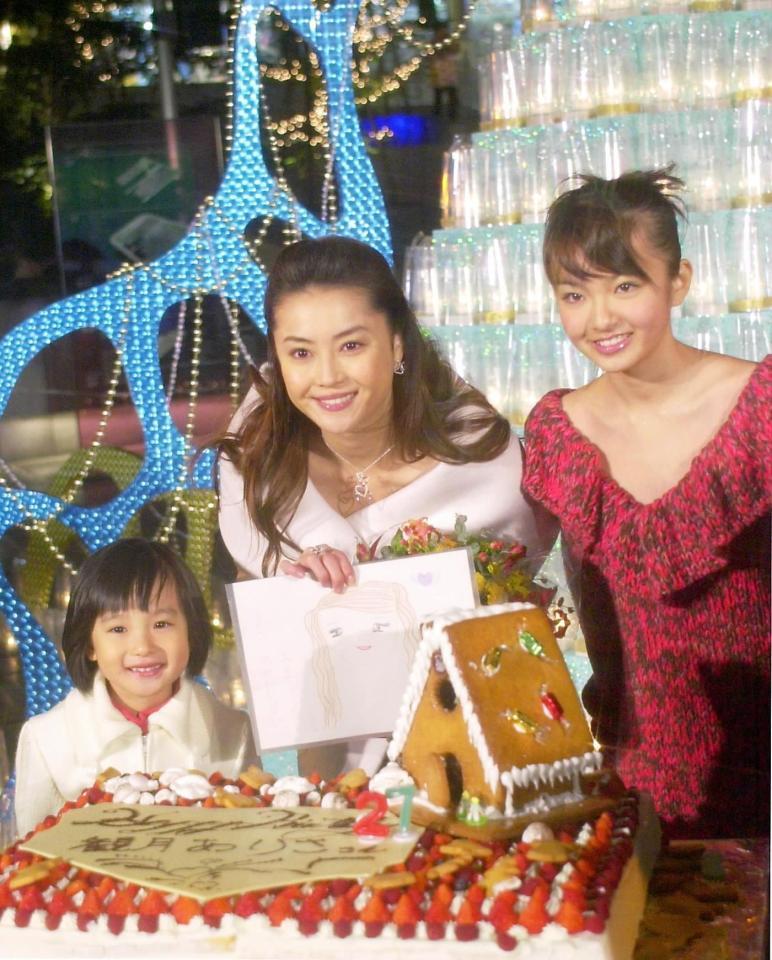 ２００３年１２月、観月ありさ（中）の誕生日を祝福。左が森迫永依