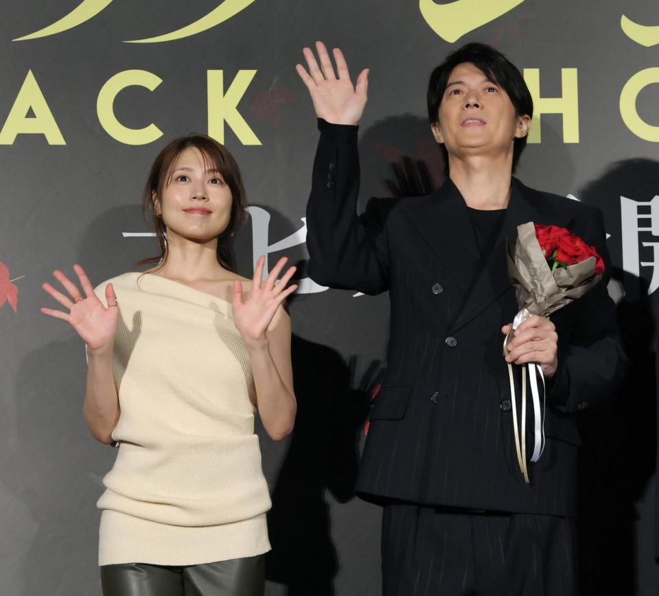 　観客席に向かって手を振る有村架純（左）と福山雅治（撮影・西岡正）