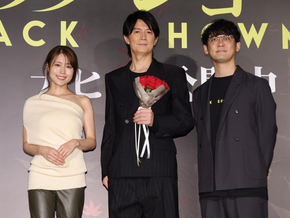 　並んでポーズをとる（左から）有村架純、福山雅治、田中亮監督（撮影・西岡正）