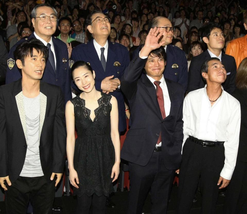 　２０１０年７月、「踊る大捜査線　ＴＨＥ　ＭＯＶＩＥ３　ヤツらを解放せよ！」公開初日。後列左から２人目が北村総一朗