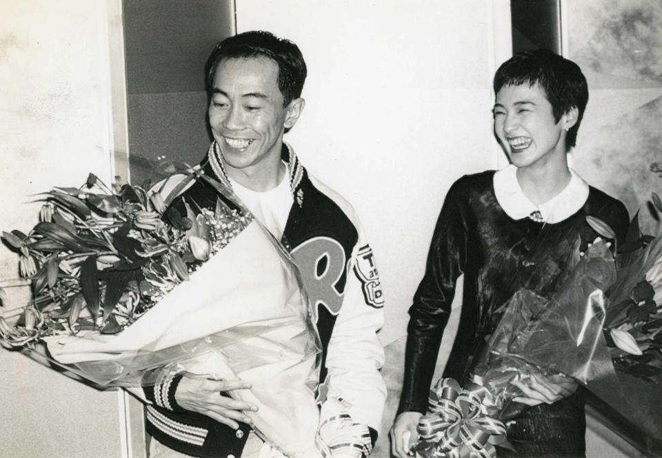 １９９３年１２月、結婚会見後、花束を手に喜びいっぱいの木梨憲武と安田成美