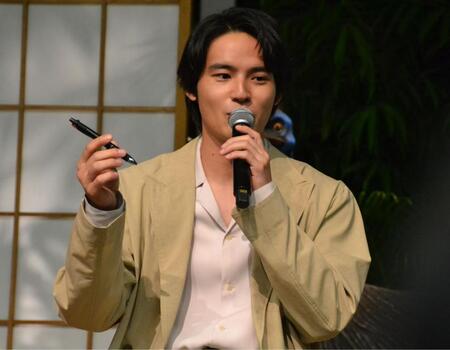 　映画「火喰鳥を、喰う」大ヒット祈願イベントで私物を紹介する水上恒司