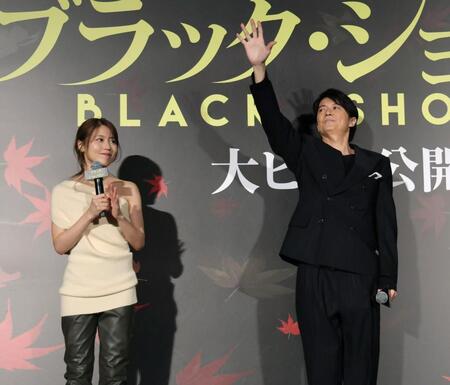 　舞台あいさつでファンにアピールする福山雅治（右）と有村架純（撮影・西岡正）