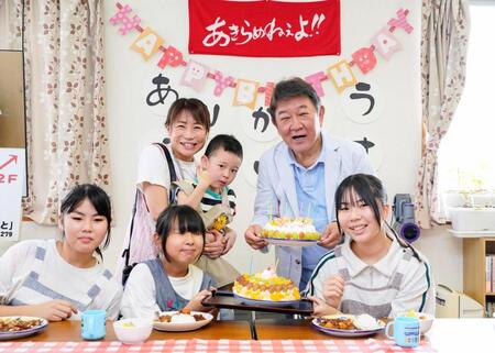 　子ども食堂を視察し、写真に納まる自民党の茂木前幹事長（後列右）＝21日