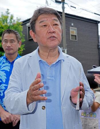 　子ども食堂を視察後、記者団の取材に応じる自民党の茂木前幹事長＝21日