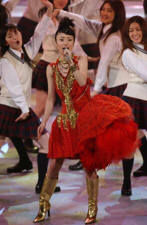 　紅白歌合戦にトップバッターで登場、美少女クラブ３１をバックに「愛のために。」を熱唱する上戸彩＝２００４年１２月