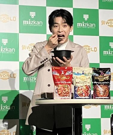 　西野七瀬が具材を選んだ鍋を食する高橋文哉