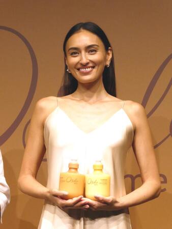 　撮影に応じる長谷川潤