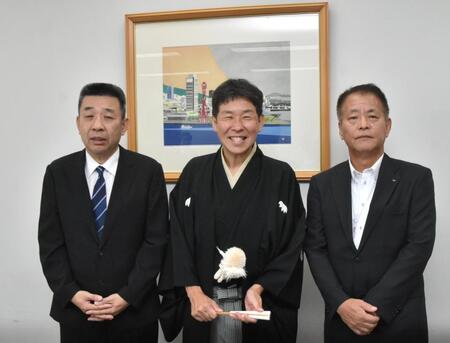 　襲名あいさつに訪れた笑福亭喬若（中央）。（左から）笑福亭松喬、藤谷稔デイリースポーツ代表取締役社長