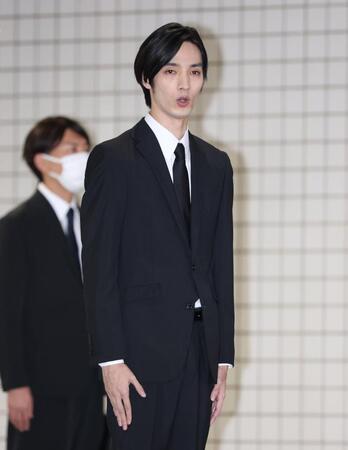 清水尋也被告、保釈　警察署玄関で懺悔　１０秒以上頭下げる　黒スーツで「反省しております」