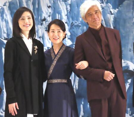 　映画「てっぺんの向こうにあなたがいる」の完成披露試写会に出席した（左から）天海祐希、吉永小百合、佐藤浩市