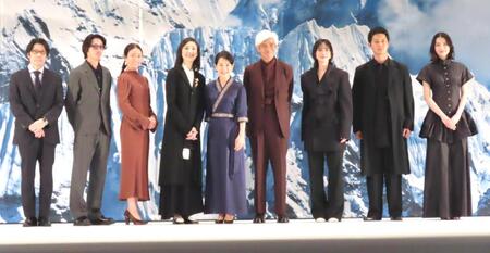 　映画「てっぺんの向こうにあなたがいる」の完成披露試写会に出席した（左から）阪本順治監督、若葉竜也、木村文乃、天海祐希、吉永小百合、佐藤浩市、のん、工藤阿須加、茅島みずき