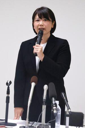 　臨時記者会見で説明する前橋市の小川晶市長