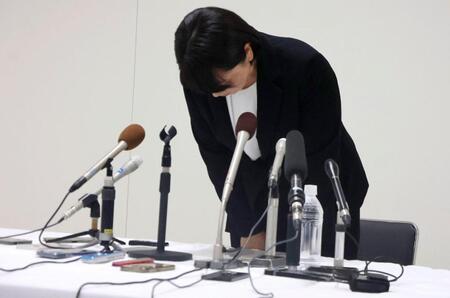 　臨時記者会見で陳謝する前橋市の小川晶市長