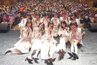 　観客と記念撮影するＷＨＩＴＥ　ＳＣＯＲＰＩＯＮ　©ＯＶＥＲＳＥ