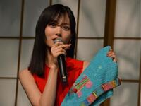 　映画「火喰鳥を、喰う」大ヒット祈願イベントで私物を紹介する山下美月