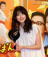 　手鏡をプレゼントされ笑顔を見せる今田美桜（撮影・山口登）