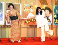 　バトンタッチする高石あかり（左）と今田美桜（撮影・山口登）