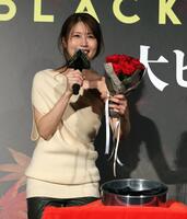 　マジックを披露する有村架純（撮影・西岡正）